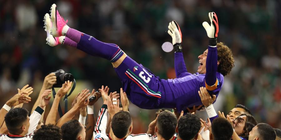 بالبلدي: عجزت البرازيل أمامه وعطّل ألمانيا.. ما الذي صنع أسطورية حارس المكسيك أوتشوا؟