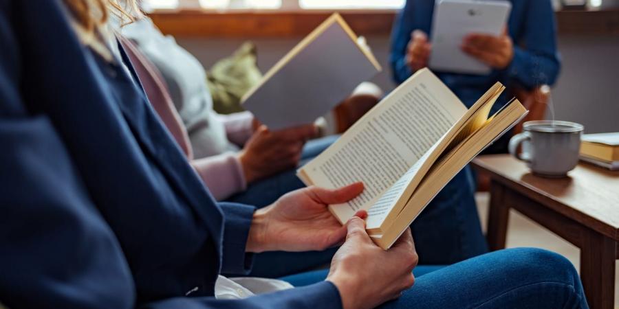 بالبلدي: نوادي القراءة الصامتة.. كيف تدعم صحة الدماغ وتحفّز التركيز؟