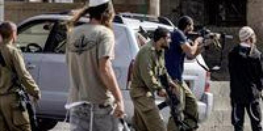 بالبلدي: جيش
      الاحتلال
      يعتقل
      10
      فلسطينيين
      في
      رام
      الله
      بالتزامن
      مع
      هجمات
      للمستوطنين