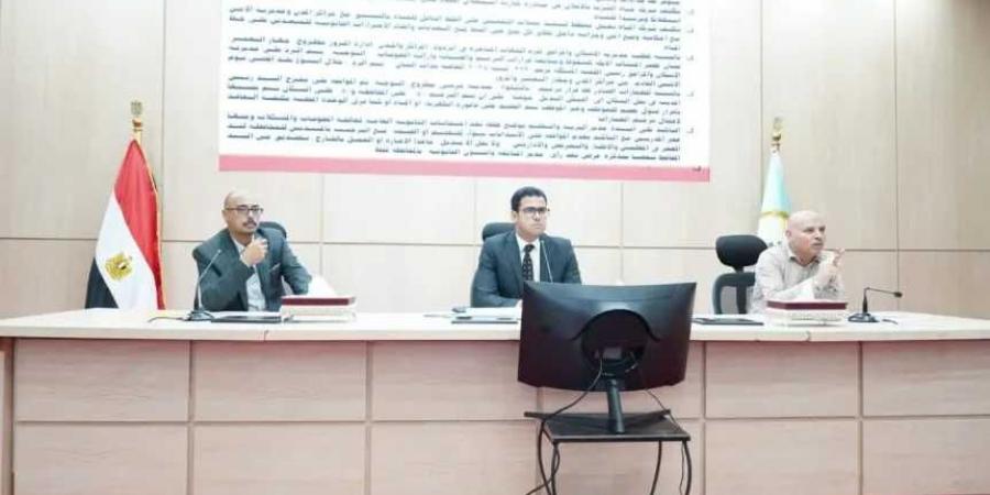 تنفيذاً
      لتوجيهات
      محافظ
      مطروح..
      نائب
      المحافظ
      يؤكد
      لقيادات
      الصف
      الثاني
      الإسراع
      في
      تنفيذ
      المشروعات
      وتحسين
      الخدمات