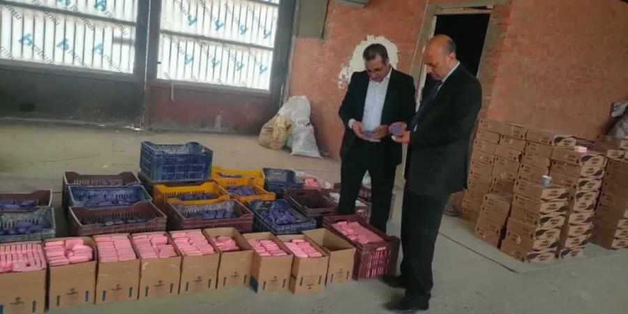 ضبط
      مصنع
      غير
      مرخص
      بالغربية
      لتقليد
      أشهر
      العلامات
      التجارية
      والتحفظ
      على
      32
      ألف
      قطعة
      صابون
      مقلدة
      و7
      أطنان
      من
      الخامات