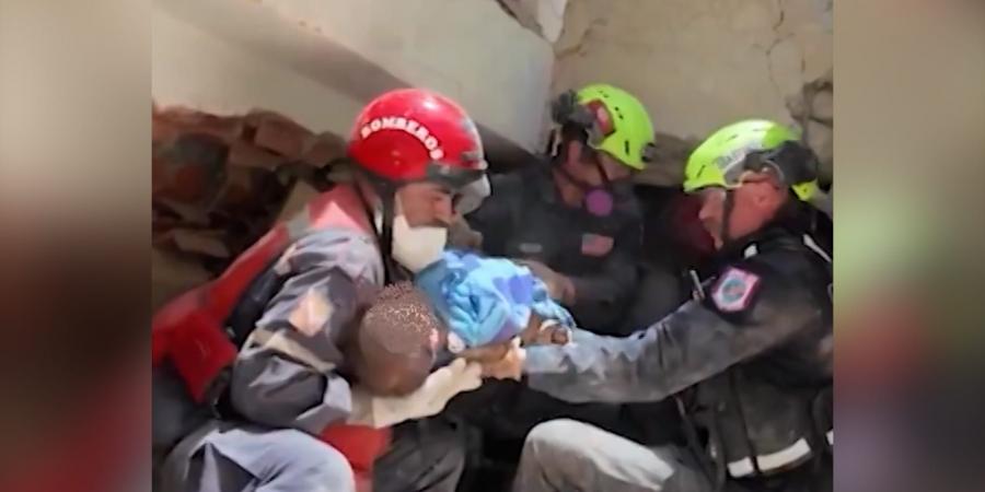 بالبلدي: شاهد.. لحظة إنقاذ رضيع ووالدته من تحت أنقاض زلزال فنزويلا المدمر