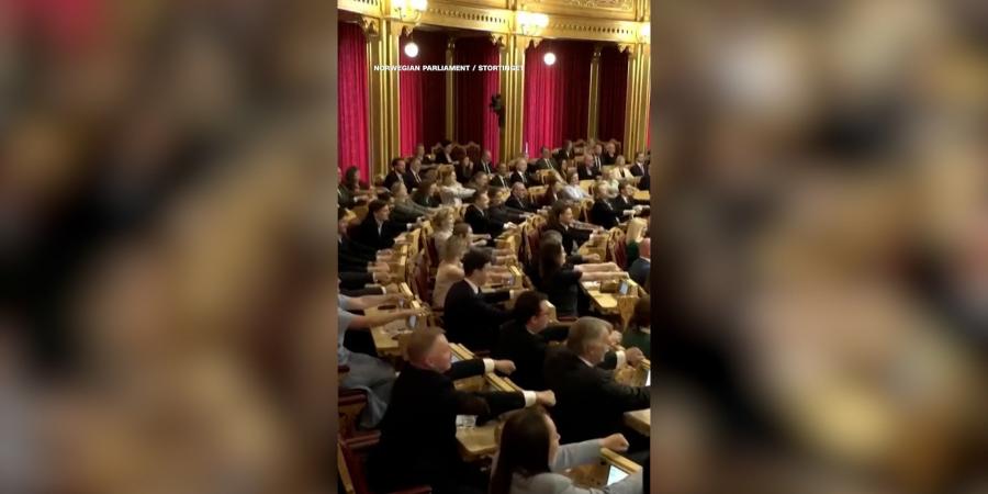 بالبلدي: حمّى كأس العالم.. نواب يؤدون "تجديف الفايكينغ" في البرلمان النرويجي