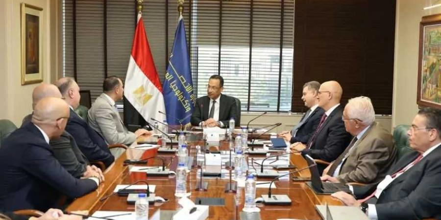 وزير
      الاتصالات
      يبحث
      مع
      شركة
      إرنست
      ويونغ
      (EY)
      خطط
      توسع
      الشركة
      في
      مصر