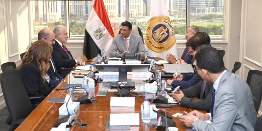 بالبلدي : وزير
      الصناعة
      يبحث
      مع
      رئيس
      شركة
      يونيليفر
      بمنطقة
      شمال
      إفريقيا
      وبلاد
      الشام
      والعراق
      خطط
      الشركة
      المستقبلية
      بالسوق
      المصري