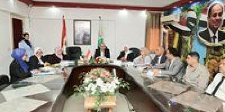 بالبلدي: محافظ
      الجيزة
      يتابع
      انتظام
      امتحانات
      الثانوية
      العامة
      من
      غرفة
      عمليات
      التعليم