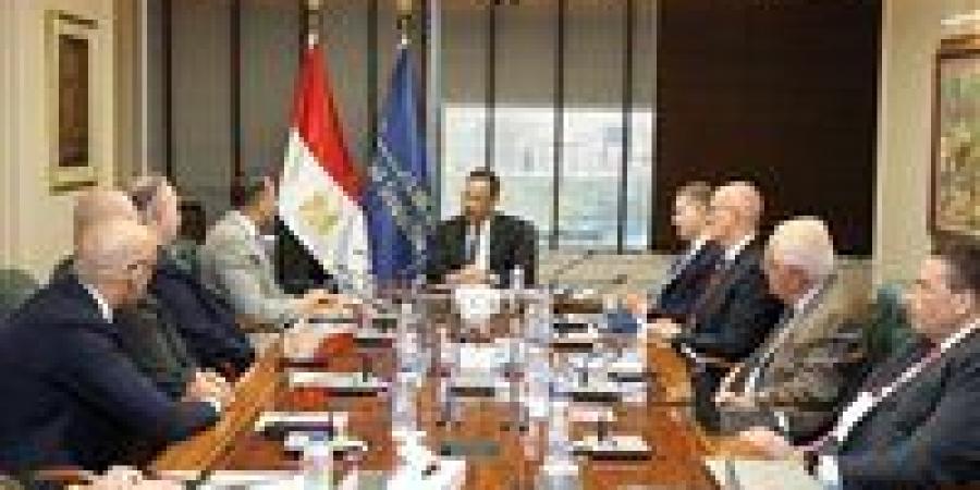بالبلدي: وزير
      الاتصالات
      يبحث
      مع
      إرنست
      ويونغ
      إطلاق
      مركز
      إقليمي
      للتعهيد
      والاستشارات