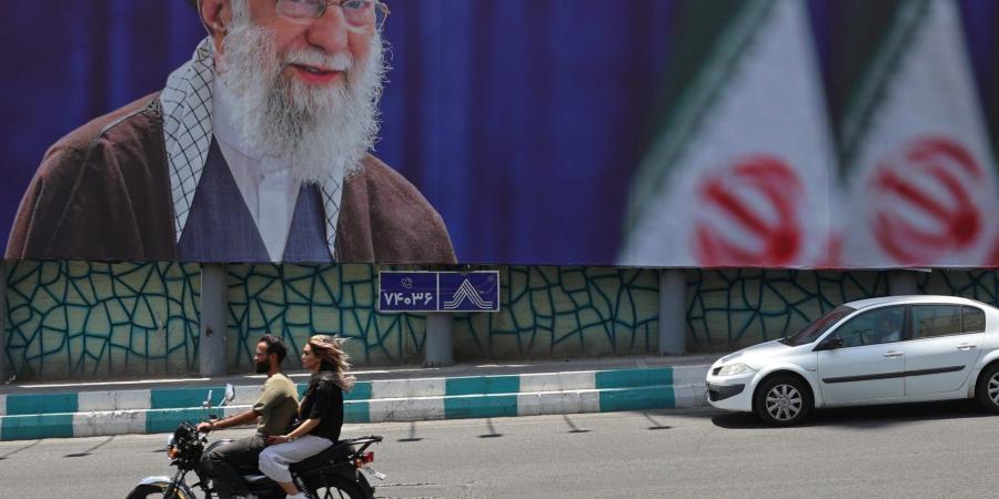 belbalady إيران تعلّق المفاوضات مع أمريكا.. وتستعد لتشييع مرشدها السابق علي خامنئي