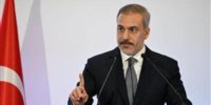 بالبلدي: وزير
      الخارجية
      التركي:
      إسرائيل
      تبحث
      عن
      "عدو
      جديد"
      للهروب
      من
      الانتقادات
      الدولية