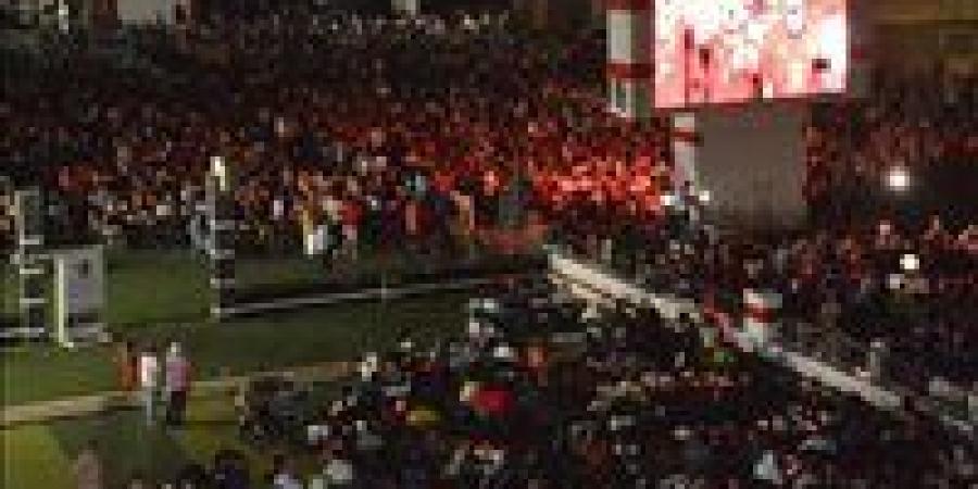 بالبلدي: الآلاف
      من
      أعضاء
      الزمالك
      يحتفلون
      بالتأهل
      التاريخي
      لمنتخب
      مصر
      إلى
      دور
      الـ16
      بالمونديال