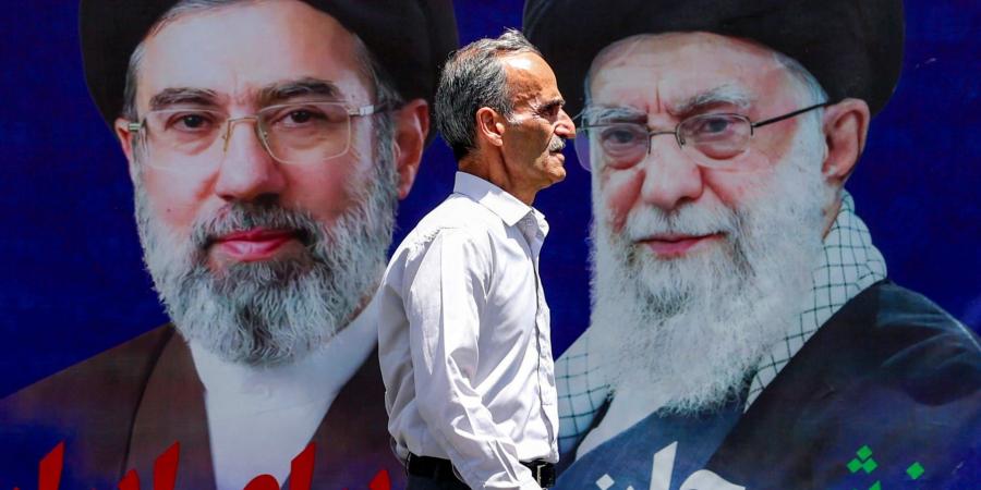 بالبلدي: غموض بشأن مكان مرشد إيران الجديد وسط تشييع جثمان والده علي خامنئي