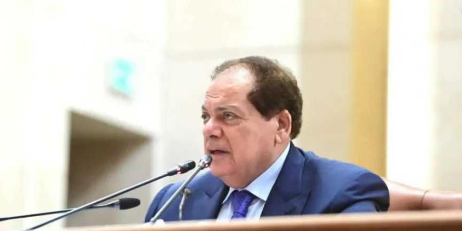 النائب
      محمد
      أبو
      العينين:
      الشراكة
      الأورومتوسطية
      مطالبة
      برؤية
      أكثر
      طموحا
      لمواجهة
      التحديات