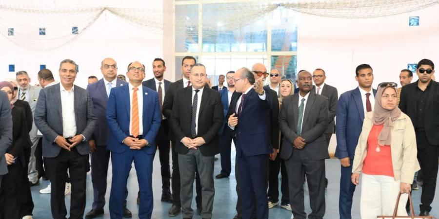 بالبلدي: قفزة
      جديدة
      بجامعة
      العاصمة..
      مشروعات
      عملاقة
      تعزز
      مستقبل
      التعليم
      والطب