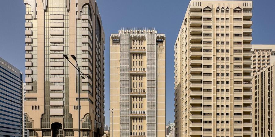 بالبلدي: مصور يمنح مبان منسية في أبوظبي "دور البطولة" في مشروع فوتوغرافي فريد