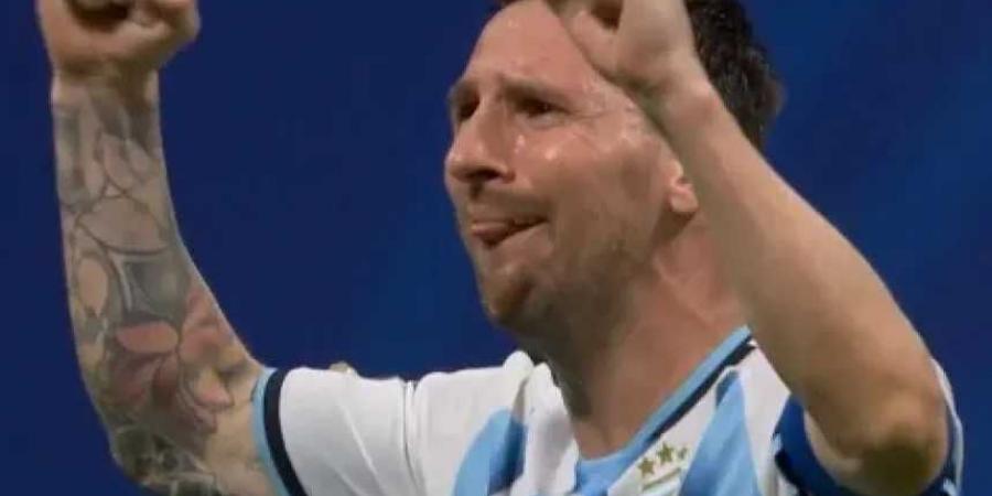ميسي
      ينهمر
      في
      البكاء
      بعد
      الفوز
      الصعب
      للأرجنتين
      على
      مصر