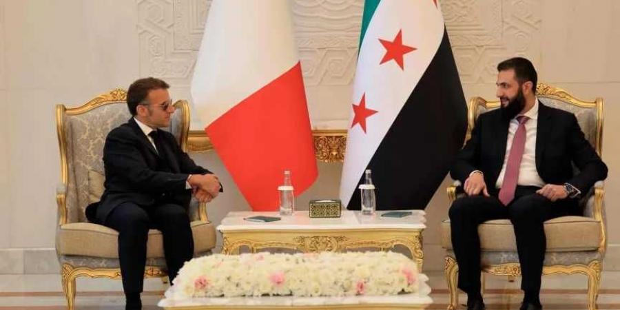 الشرع
      يستقبل
      ماكرون
      في
      القصر
      الرئاسي
      عقب
      سماع
      دوي
      انفجارات
      في
      دمشق