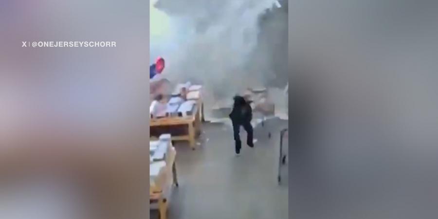 بالبلدي: لقطات مروعة.. انهيار مفاجئ لجزء من سقف متجر بيع بالجملة في أمريكا