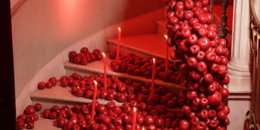 بالبلدي: الفاكهة بدل الزهور.. 8 آلاف حبة رمان و9500 تفاحة تزيّن حفل خطوبة في بيروت