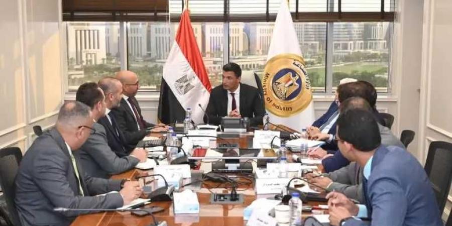 وزير
      الصناعة
      يبحث
      مع
      رئيس
      شركة
      ABB
      مصر
      المتخصصة
      في
      الصناعات
      الكهربائية
      خطط
      الشركة
      التوسعية
      في
      السوق
      المصري
