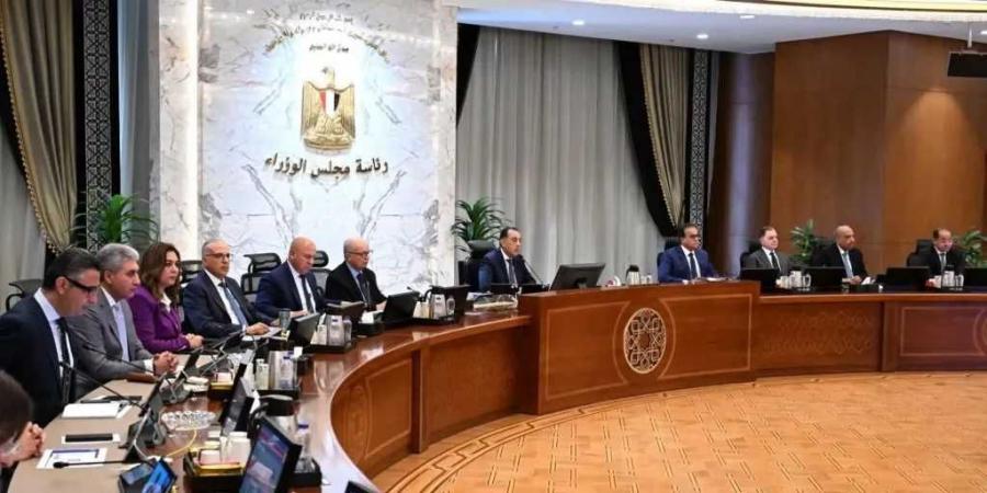 وزير
      الكهرباء
      يستعرض
      القدرات
      الحالية
      والمُخططة
      من
      الطاقات
      المتجددة