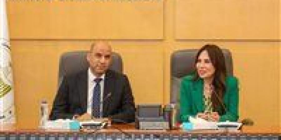 بالبلدي: وزيرا
      الإسكان
      والعمل
      يبحثان
      تعزيز
      تدريب
      العمالة
      الفنية
      لتلبية
      احتياجات
      المشروعات
      القومية