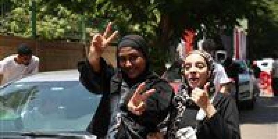 بالبلدي : ابتسامات
      وارتياح
      بين
      طلاب
      الثانوية
      العامة
      في
      الفيوم
      بعد
      امتحان
      الفيزياء
      والتاريخ