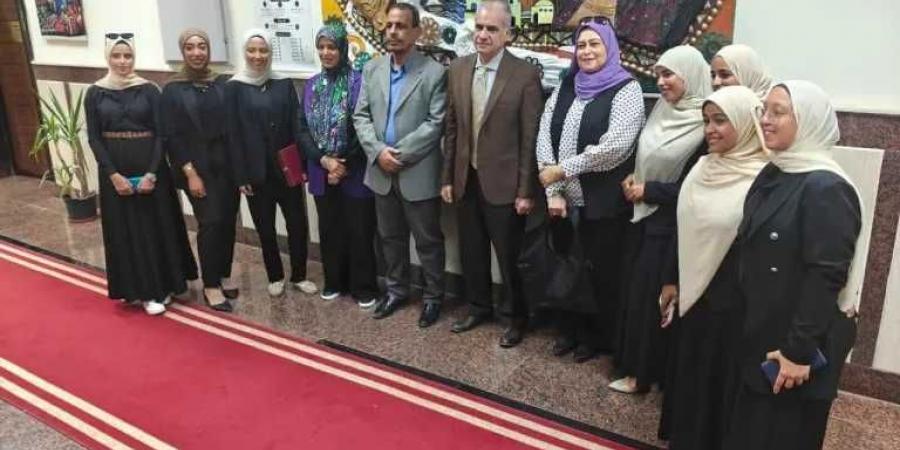جامعة
      أسوان:
      مشروع
      تخرج
      فني
      بخامات
      مستدامة
      يجسد
      هوية
      أسوان
      والنوبة
      ويعزز
      دور
      الطلاب
      في
      خدمة
      المجتمع