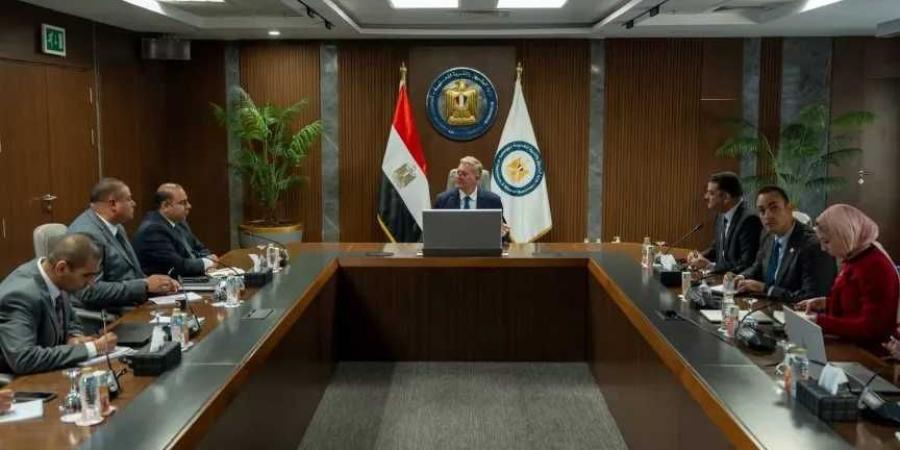 وزير
      البترول
      يتابع
      الإقبال
      على
      فرص
      الاستثمار
      التعديني
      بنظام
      القطاعات
      المفتوحة