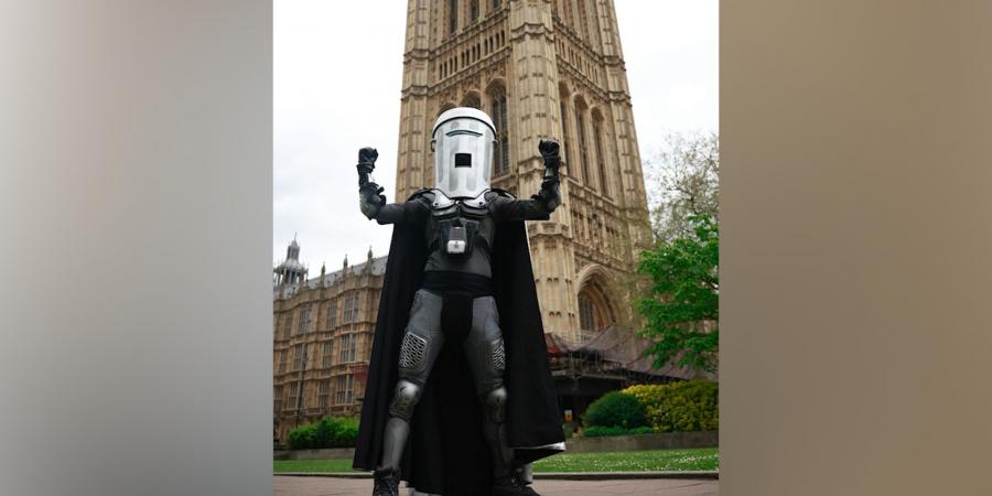 بالبلدي: رجل يضع سلة قمامة على رأسه ينافس على مقعد في البرلمان البريطاني.. لماذا؟