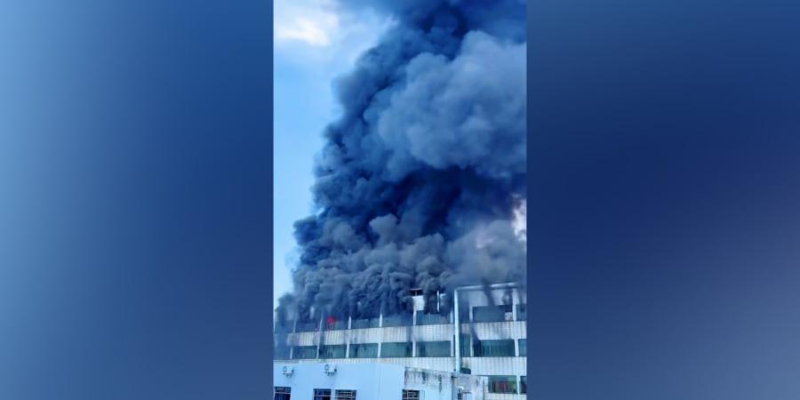 belbalady شاهد.. حريق هائل يلتهم مصنع أحذية في الصين ويخلّف 28 قتيلًا