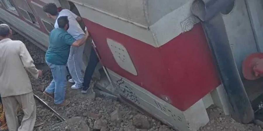 إصابة
      14
      شخصًا
      في
      خروج
      عربة
      قطار
      عن
      القضبان
      بمحطة
      محلة
      روح
      بالغربية..
      والمحافظ
      يتابع
      المصابين