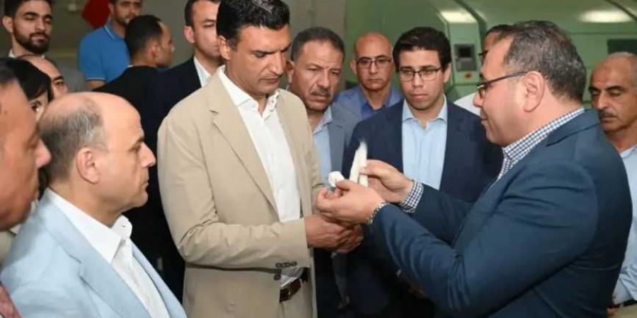 وزير
      الصناعة
      يتفقد
      مجمع
      مصانع
      شركة
      مصر
      للغزل
      والنسيج
      بمدينة
      المحلة
      الكبرى