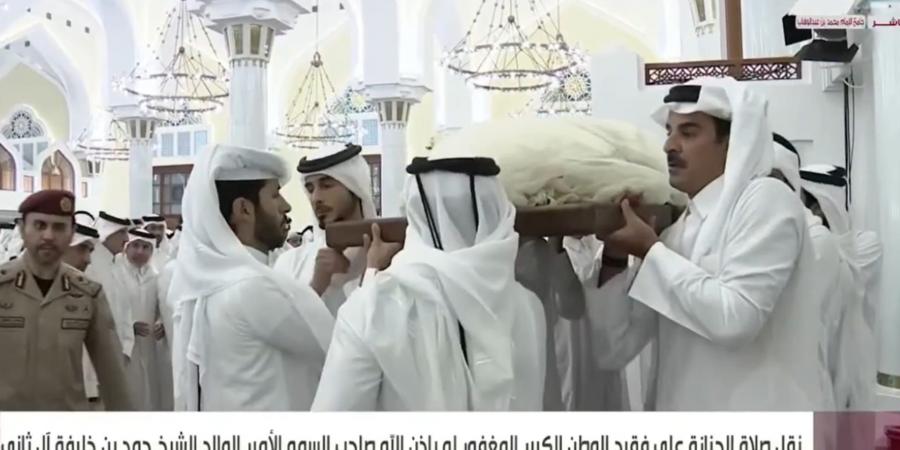 belbalady أمير قطر يحمل جثمان "الأمير الوالد" حمد بن خليفة خلال مراسم تشييعه بالدوحة