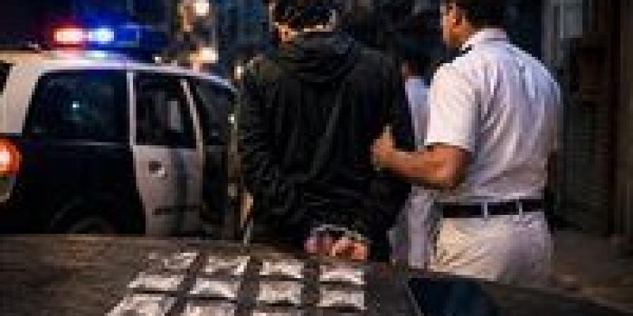 بالبلدي: ضبط
      متهم
      بالاتجار
      في
      مخدر
      صناعي
      بالمنيرة
      الغربية
      وإحالته
      إلى
      محكمة
      الجنايات