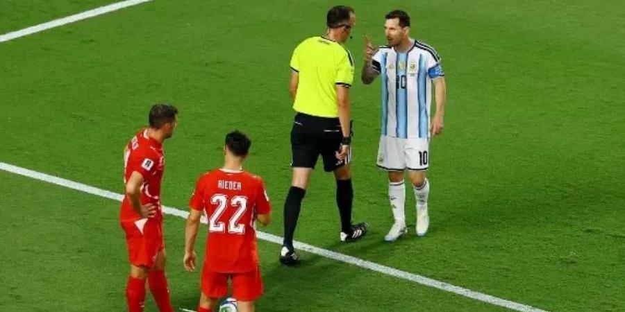 ”تحدث
      معي
      باحترام”..
      ميسي
      يدخل
      في
      مشادة
      مع
      حكم
      مباراة
      الأرجنتين
      وسويسرا
      بكأس
      العالم
      2026