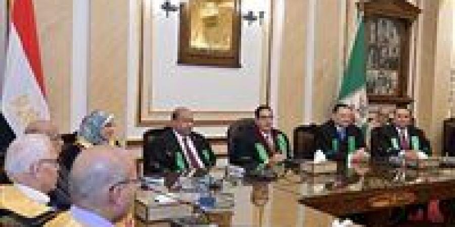 بالبلدي : رئيس
      جامعة
      القاهرة
      يعقد
      لقاءً
      موسعًا
      وحوارًا
      مفتوحًا
      مع
      قيادات
      الكلية
      وأعضاء
      مجلسها