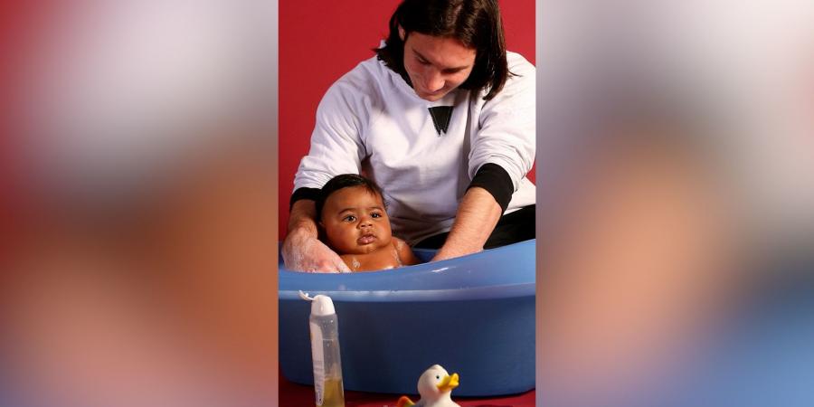 belbalady صورة نادرة تكشف أول لقاء بين ميسي والرضيع لامين يامال عام 2007.. ما قصتها؟