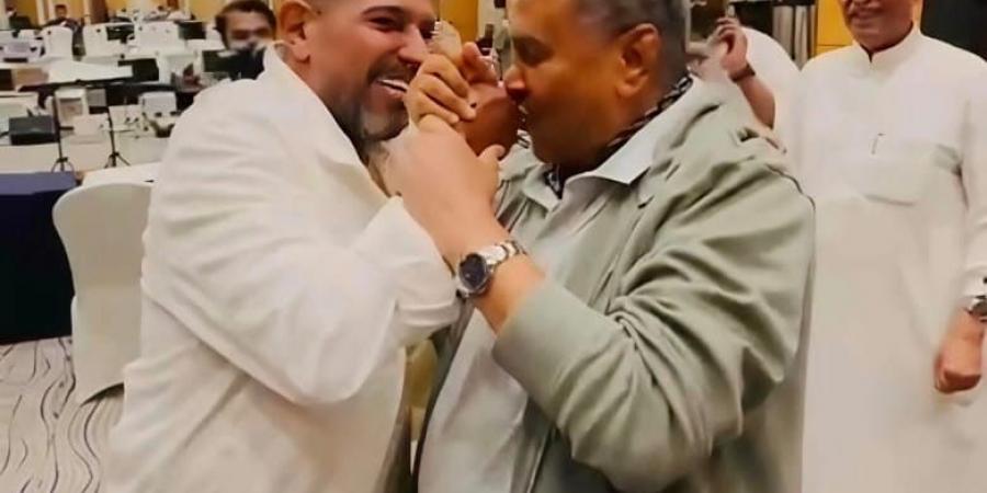بالبلدي : فنان العرب محمد عبده يقبّل يد المايسترو هاني فرحات قائلاً: ”ونكيد العوازل بقى”