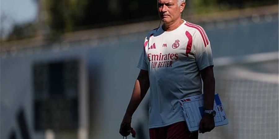 بالبلدي : مورينيو
      يستقر
      على
      6
      لاعبين
      أساسيين
      في
      تشكيل
      ريال
      مدريد
      بالموسم
      الجديد