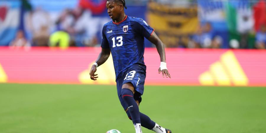 بالبلدي: بعدما خطفت الأنظار في كأس العالم.. صورة لاعب الرأس الأخضر وحبيبته تجد مكانها في عالم الفن