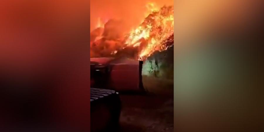 بالبلدي: شاهد.. رجال الإطفاء يواجهون ألسنة اللهب من قلب حريق غابات في إسبانيا