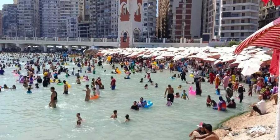 محافظ
      الإسكندرية:
      استمرار
      المتابعة
      اللحظية
      لنسب
      إشغال
      الشواطئ..
      وإشغال
      كامل
      بشواطئ
      القطاع
      الشرقي
      والهانوفيل
      المجاني