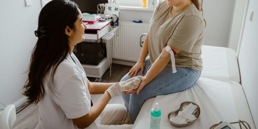 بالبلدي: لماذا يستبدل أبناء الجيل "زد" الطبيب بعيادات الرعاية العاجلة؟