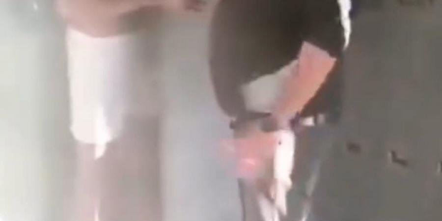 بالبلدي : على
      طريقة
      فيلم
      «الفرن»..فيديو
      الاعتداء
      على
      عامل
      وتجريده
      من
      ملابسه
      بالعاصمة
      الإدارية