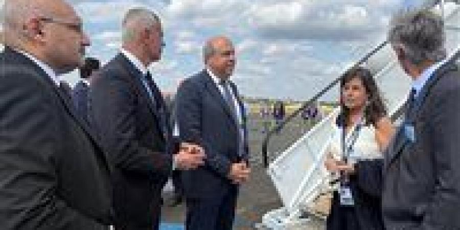 بالبلدي: وزير
      الطيران
      يبحث
      مع
      «إيرباص»
      مستجدات
      برنامج
      تسليم
      طائرات
      A350
      لمصر
      للطيران