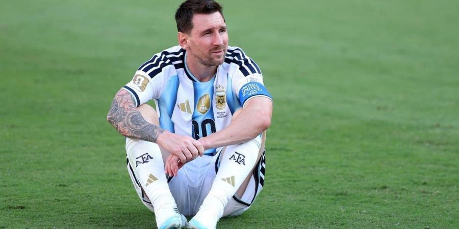 بالبلدي : كواليس
      غرفة
      ملابس
      الأرجنتين
      بعد
      خسارة
      نهائي
      كأس
      العالم..
      ماذا
      فعل
      ميسي؟
