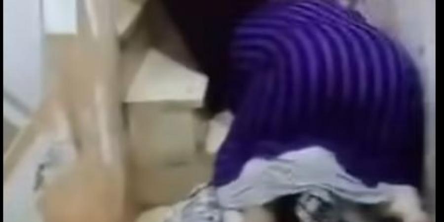 بالبلدي : ضرب
      وسحل
      سيدة
      على
      السلم
      في
      الاسكندرية
      بالإسكندرية
      يثير
      الجدل..
      ما
      القصة؟