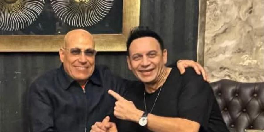 بالبلدي: ضيف
      شرف
      ويغني
      تتر
      المسلسل..
      مصطفى
      قمر
      يشارك
      في
      "عيلة
      تعمل
      عمايل"