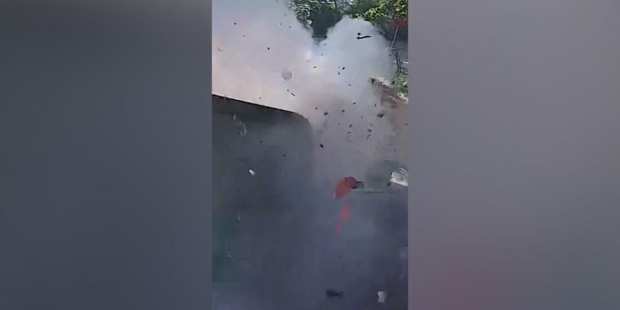 بالبلدي: شاهد.. انفجار حاوية قمامة يطرح عامل نظافة أرضًا في لحظة مرعبة