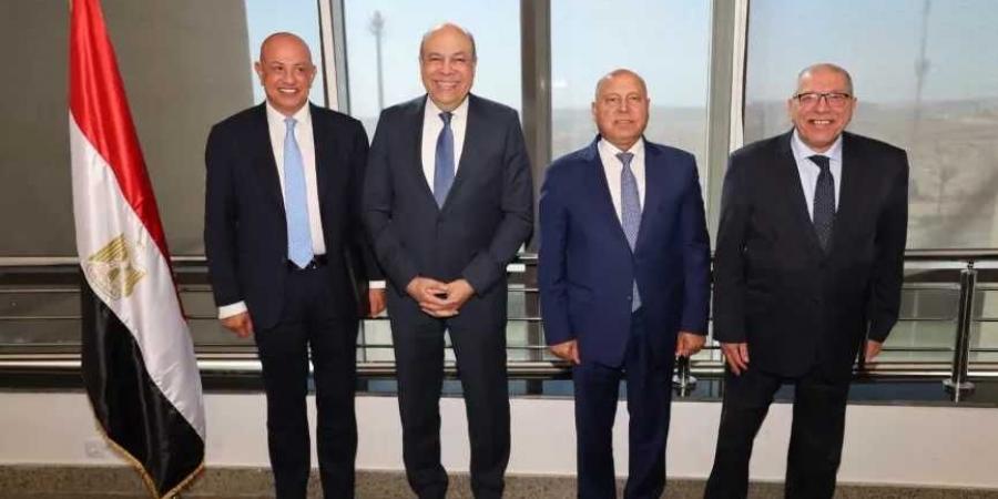 وزيرا
      النقل
      والطيران
      المدني
      يشهدان
      توقيع
      بروتوكول
      لرفع
      كفاءة
      وصيانة
      الممرات
      الرئيسية
      والخدمية
      والطرق
      الداخلية
      بالمطارات